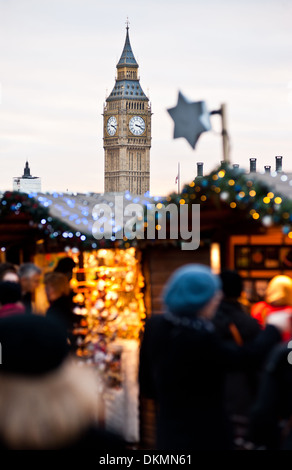 La gente visita il Southbank mercatino di natale a Londra il 6 dicembre 2013. Foto Stock