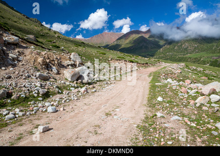 La sporcizia strada di montagna. Kirghizistan Foto Stock