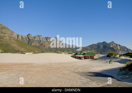 Una casa solitaria sulla spiaggia a Cape Peninsula.Hout Bay, Hangberg, Sud africa, Capo Occidentale. Foto Stock