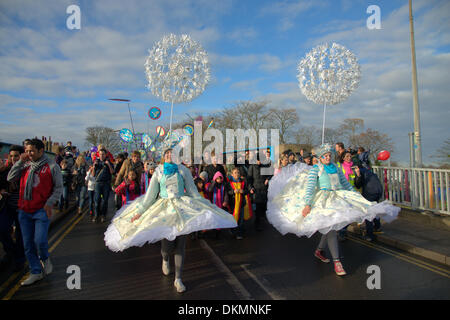 Cambridge Regno Unito. Il 7 dicembre, 2013. Gli artisti interpreti o esecutori prendere parte alla sfilata di carnevale al Mill Road Inverno Fair Cambridge Regno Unito il 7 dicembre 2013. La fiera che è diventata un evento annuale comprende una parata e numerosi stand gastronomici e attira migliaia di visitatori durante tutto il giorno. Mill Road è stato votato uno del Regno Unito le migliori strade per negozi indipendenti e le imprese. Credito Eales Julian/ Alamy Live News Foto Stock