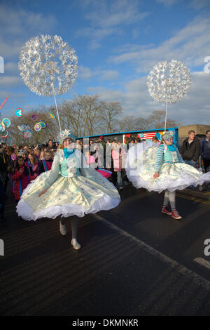 Cambridge Regno Unito. Il 7 dicembre, 2013. Gli artisti interpreti o esecutori prendere parte alla sfilata di carnevale al Mill Road Inverno Fair Cambridge Regno Unito il 7 dicembre 2013. La fiera che è diventata un evento annuale comprende una parata e numerosi stand gastronomici e attira migliaia di visitatori durante tutto il giorno. Mill Road è stato votato uno del Regno Unito le migliori strade per negozi indipendenti e le imprese. Credito Eales Julian/ Alamy Live News Foto Stock