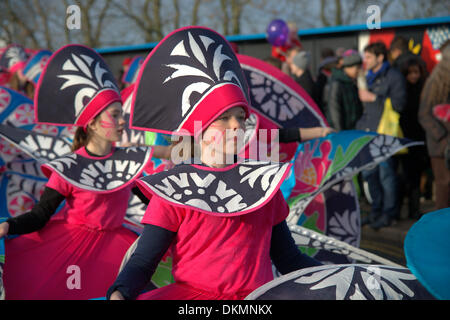 Cambridge Regno Unito. Il 7 dicembre, 2013. Gli artisti interpreti o esecutori prendere parte alla sfilata di carnevale al Mill Road Inverno Fair Cambridge Regno Unito il 7 dicembre 2013. La fiera che è diventata un evento annuale comprende una parata e numerosi stand gastronomici e attira migliaia di visitatori durante tutto il giorno. Mill Road è stato votato uno del Regno Unito le migliori strade per negozi indipendenti e le imprese. Credito Eales Julian/ Alamy Live News Foto Stock