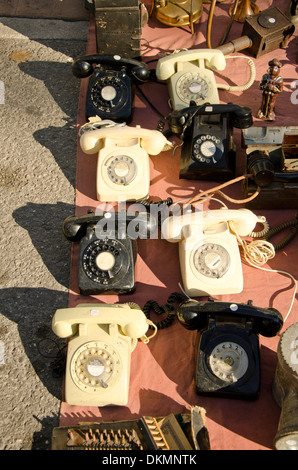 Collezione di vecchi manopola telefoni per la vendita su un secondo mercato a mano a Fuengirola, Spagna. Foto Stock