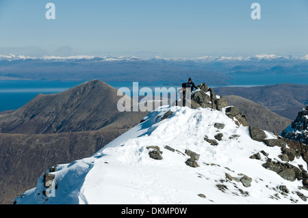 Due alpinisti sulla cresta del vertice di Bruach na Frith (958m) nelle montagne Cuillin, Isola di Skye, Scotland, Regno Unito. Foto Stock