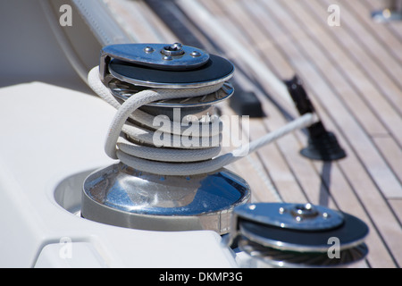 Barca a vela winche e corda di dettaglio sul ponte Foto Stock