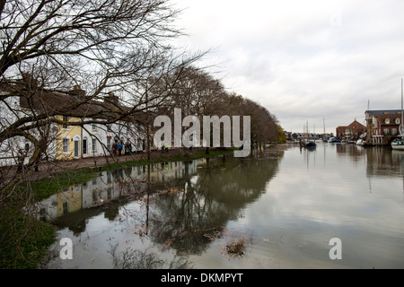 Una sovratensione di marea provoca inondazioni intorno a Faversham Creek, minacciando di inondazione nei dintorni di proprietà. Foto Stock