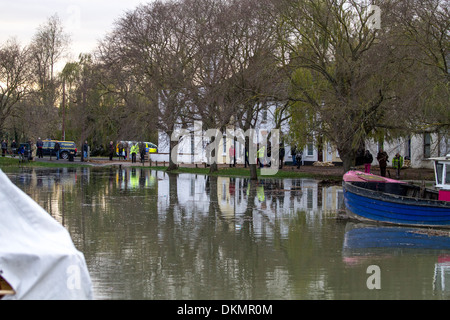 Una sovratensione di marea provoca inondazioni intorno a Faversham Creek, minacciando di inondazione nei dintorni di proprietà. Foto Stock