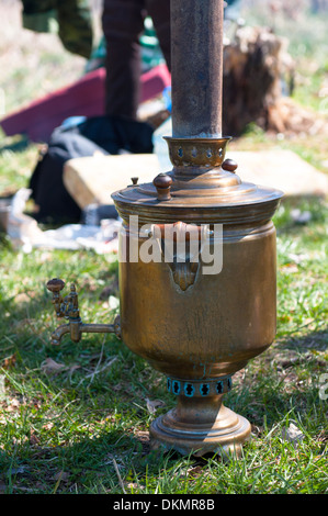 Vecchio samovar russo sull'erba nel parco. Foto Stock