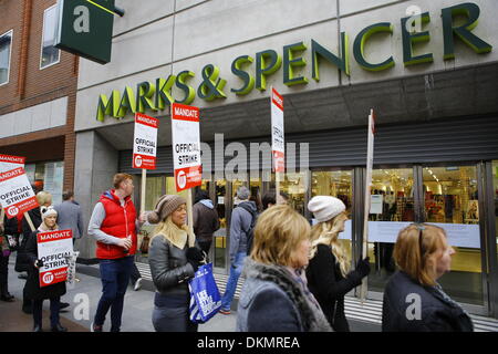 Dublino, Irlanda. Il 7 dicembre 2013. Sorprendente la Marks & Spencer dipendenti picket Mary Street negozio di Dublino. Oltre 2000 Marks & Spencer dipendente dal mandato sindacato è andato sulla loro prima dei 3 giorni di sciopero, chiusura di tutte le 17 Irish M & S memorizza. Lo sciopero è oltre la chiusura unilaterale della pensione definito schema di trarre vantaggio dalla Marks & Spencer in ottobre. Credito: Michael Debets/Alamy Live News Foto Stock