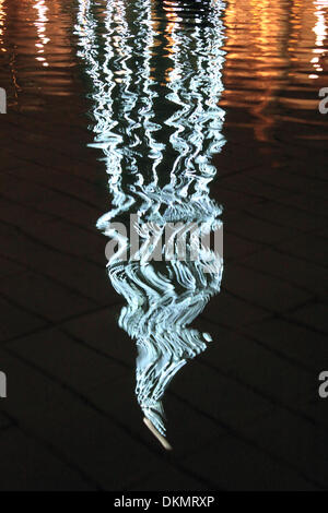 Londra, Inghilterra, Regno Unito. 06 dicembre 2013. Il conto alla rovescia per il Natale ha iniziato con la struttura tradizionale dotato dalla Norvegia coperto di luci festose in Trafalgar Square, visto qui riflessi nell'acqua delle fontane. Credito: Julia Gavin/Alamy Live News Foto Stock