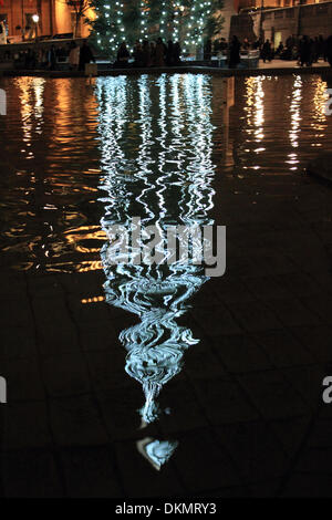 Londra, Inghilterra, Regno Unito. 06 dicembre 2013. Il conto alla rovescia per il Natale ha iniziato con la struttura tradizionale dotato dalla Norvegia coperto di luci festose in Trafalgar Square, visto qui riflessi nell'acqua delle fontane. Credito: Julia Gavin/Alamy Live News Foto Stock