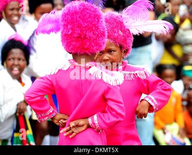 SOWETO, SUD AFRICA: Vulcano Majorettes tamburo da Sebokeng prestazioni in onore dell ex Presidente Nelson Mandela in Dicembre 7, 2013 al di fuori del museo di Mandela in Vilakazi street di Soweto. Sud Africa. Il padre della patria, Nelson Mandela, Tata Madiba, passate tranquillamente la sera del 5 dicembre 2013 nella sua casa di Houghton con la famiglia. Credito: Gallo immagini/Alamy Live News Foto Stock