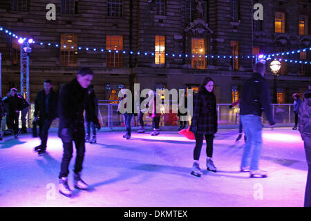 Londra, Inghilterra, Regno Unito. 06 dicembre 2013. I pattinatori godendo di una serata fuori a Jubilee Gardens pattinaggio su ghiaccio nella Southbank. Credito: Julia Gavin/Alamy Live News Foto Stock