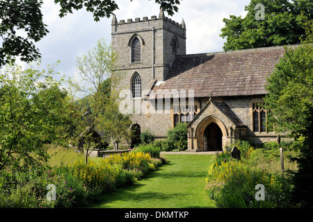 Il giardino-come ingresso per la Chiesa di Santa Maria, Kettlewell, Yorkshire Dales National Park, Inghilterra Foto Stock