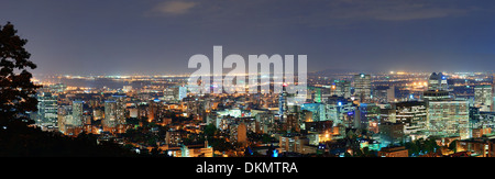 Montreal al crepuscolo panorama con grattacieli urbani visto dal Mont Royal Foto Stock