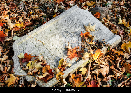 Danneggiato tomba in dimenticato e unkempt cimitero ebraico con gli sconosciuti Foto Stock