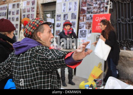 Venezia, Italia. Il 7 dicembre, 2013. Protesta "S.O.S. Artisti di strada!" contro il molto restrittivo e arte di strada regolamenti di Venezia, Italia. Foto Stock