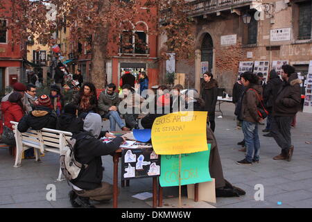 Venezia, Italia. Il 7 dicembre, 2013. Protesta "S.O.S. Artisti di strada!" contro il molto restrittivo e arte di strada regolamenti di Venezia, Italia. Foto Stock