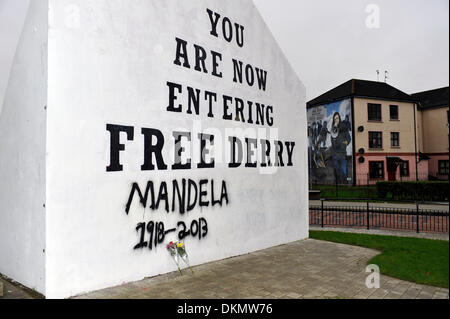 Londonderry, Irlanda del Nord - 07 dic 2013 - Omaggio al Free Derry Corner, Bogside, in seguito alla morte di Nelson Mandela il 5 dicembre. Credito: George Sweeney/Alamy Live News Foto Stock