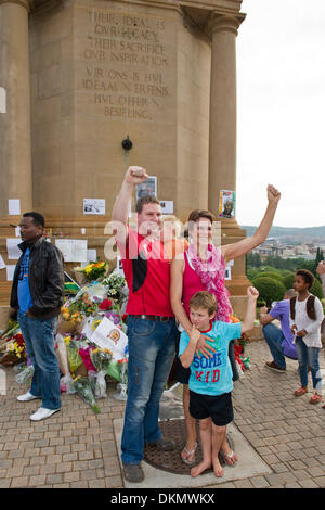 PRETORIA, SUD AFRICA - Sabato 7 dicembre 2013, Owens famiglia durante un momento di lutto nazionale la morte del primo Presidente democraticamente eletto, Nelson Mandela, presso l'Unione edifici di Pretoria, la capitale del Sud Africa. Credito: Roger Sedres/Alamy Live News Foto Stock