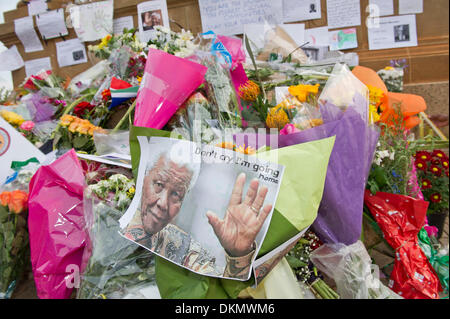 PRETORIA, SUD AFRICA - Sabato 7 dicembre 2013, un messaggio su un mazzo di fiori "dall' Madiba dicendo "Non piangere, io vado a casa' durante un momento di lutto nazionale la morte del primo Presidente democraticamente eletto, Nelson Mandela, presso l'Unione edifici di Pretoria, la capitale del Sud Africa. Credito: Roger Sedres/Alamy Live News Foto Stock