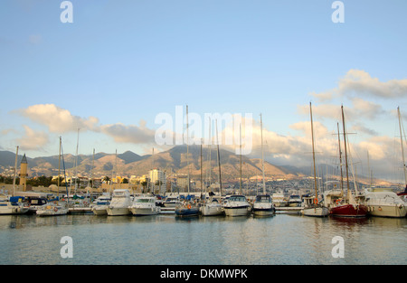 Il porto di Fuengirola con piccole barche e le montagne di Mijas in background, Costa del Sol, Spagna. Foto Stock