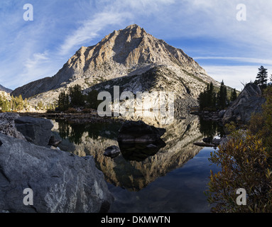 La riflessione di montagna in Pine Lake nelle montagne della Sierra Nevada Foto Stock