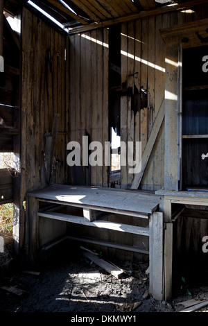 Un contatore e un armadietto in una capanna abbandonata lentamente affonda nella palude presso la città fantasma di ponte levatoio in San Francisco Bay Foto Stock