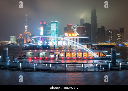 Vista notturna su Pudong skyline visto dal Bund a Shanghai in Cina Foto Stock