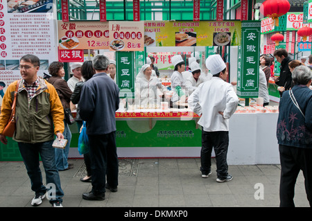 Cucina di strada area nell' Yuyuan Mart turistico vicino il Giardino di Yuyuan, Città Vecchia, Huangpu District, Shanghai, Cina Foto Stock