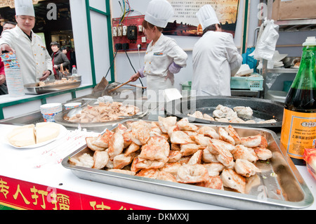 Cucina di strada area nell' Yuyuan Mart turistico vicino il Giardino di Yuyuan, Città Vecchia, Huangpu District, Shanghai, Cina Foto Stock