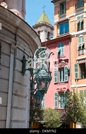 Dettaglio della vecchia strada con antichi ornati in strada lampada, Nizza Costa Azzurra, Francia Foto Stock