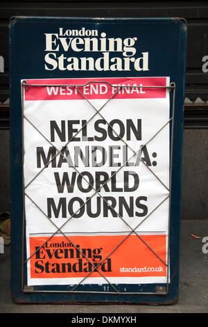 Nelson Mandela annuncio della morte, London Evening Standard West End avviso finale. Londra, Regno Unito. 7 Dic 2013. Foto Stock