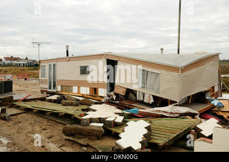 Bacton,Walcott,&Hemsby,Norfolk,UK.07dicembre 2013.La costa orientale dell'Inghilterra ha subito gravi danni strutturali alle proprietà a causa di picchi di marea la sera del 05 dicembre 2013 e al venerdì il 06th.molte case e roulotte sono state completamente distrutte e finì sulla spiaggia sottostante.la popolazione locale stavano facendo del loro meglio oggi per cancellare il relitto .foto mostrano danni in borghi marinari di Bacton,Walcott,e Hemsby. Credito: Ian Francesco/Alamy Live News Foto Stock