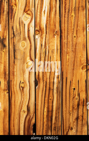 Weathered vecchi pannelli di legno in una parete con striature di ruggine dalle unghie Foto Stock