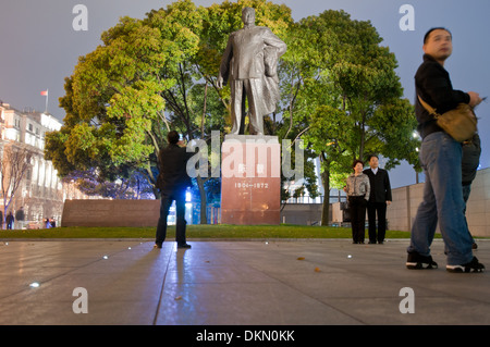 Statua di Chen Yi - il primo sindaco comunista di Shanghai in Cina. Monumento è situato sul Bund. Foto Stock