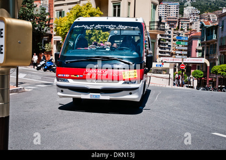 Red bus turistico sulle strade del Principato di Monaco, sovrano città-stato, Riviera Francese, Europa occidentale Foto Stock