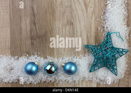 Christmas baubles blu e stella della Moravia con sfondo di legno con la neve Foto Stock