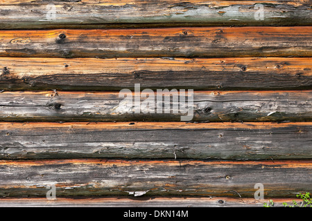 Tronchi di legno parete della vecchia casa rurale sullo sfondo Foto Stock
