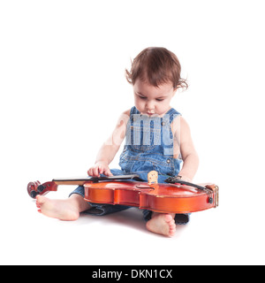 Baby e violino isolato su bianco. La scelta di futura professione Foto Stock