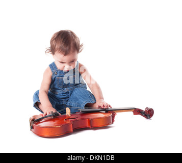 Baby e violino isolato su bianco. La scelta di futura professione Foto Stock