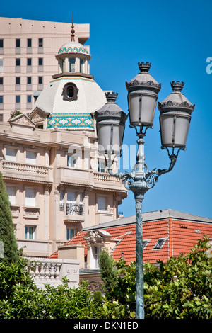 Monaco disegno ornato di antiche lampade stradali, sovrano città-stato, Riviera Francese, Europa occidentale. Foto Stock