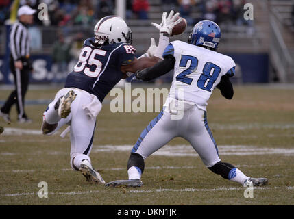 East Hartford, CT, Stati Uniti d'America. Il 7 dicembre, 2013. Sabato 7 dicembre, 2013: Connecticut Huskies wide receiver Geremy Davis (85) afferra la palla davanti a Memphis Tigers defensive back Andrew Gaines (28) durante la prima metà del NCAA Football gioco tra Menfi e Connecticut in campo Rentschler in East Hartford, CT. Bill Shettle / Cal Sport Media/Alamy Live News Foto Stock