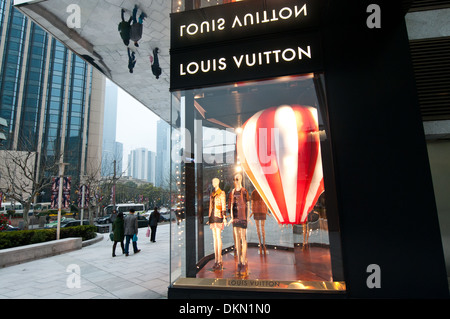 Louis Vuitton shop in Plaza 66 commerciale e complesso per uffici a West Nanjing Road - la famosa strada per lo shopping di Shanghai, Cina Foto Stock