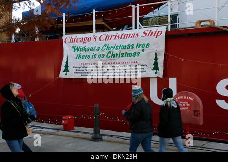 Chicago, Illinois, Stati Uniti d'America. Il 7 dicembre 2013. Il Guardacoste Mackinaw Ormeggiata al Molo della Marina con un carico di 1200 alberi di Natale per essere dato a Chicago's famiglie disagiate. L'evento è in memoria di la goletta Rouse Simmons, l'originale albero di Natale nave, che è stato perso con tutte le mani durante una tempesta il 23 novembre 1912. Credito: Todd Bannor/Alamy Live News Foto Stock