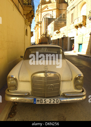 Mercedes Benz 300 SE Coupe am Hafen in Amburgo, Deutschland 1960er Jahre. Una Mercedes Benz 300 SE Coupe al porto di Amburgo, Germania 1960sGozo isola, ma Foto Stock