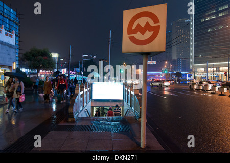 Entrata al tempio di Jing'an stazione della metropolitana di Shangha, Cina Foto Stock