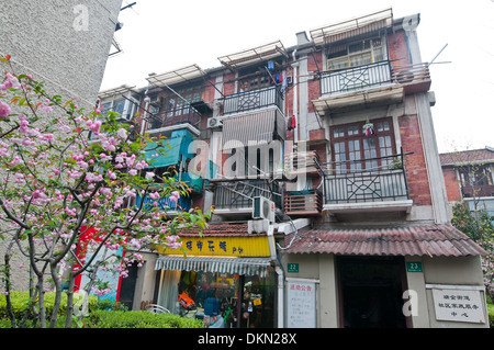 Casa di appartamenti in Huaihai Middle Road - la famosa strada dello shopping nella ex Concessione Francese di Shanghai in Cina Foto Stock