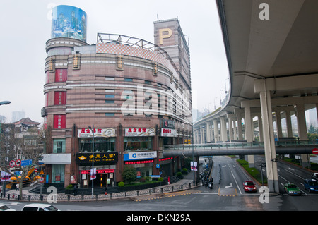 Huaihai Middle Road - la famosa strada dello shopping nella ex Concessione Francese di Shanghai in Cina Foto Stock