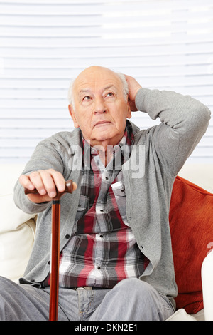 Disorientata demented old senior citizen uomo cercando di ricordare Foto Stock